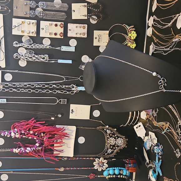 Jewelry Lot - Picture 1 of 1